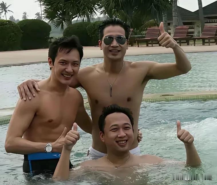 拍《美人心计》那会儿三个人一起泡温泉拍的，不过现在让大家最关注的不是冯绍峰和何晟