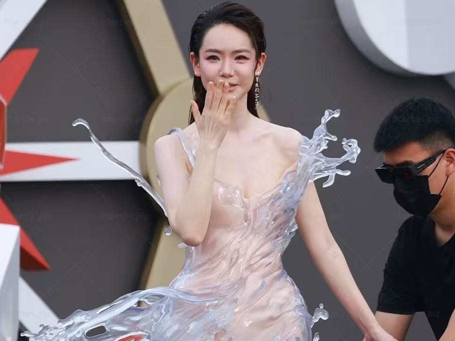 戚薇因为裙子太重，只能让工作人员推着走红毯？一夜起来就发现不对劲，网上铺天盖地是戚薇走红毯的消息。这