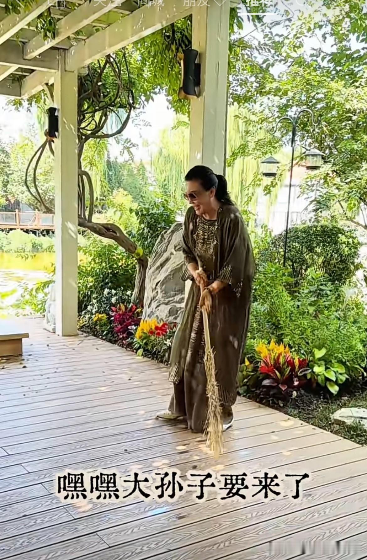 小箖箖快要到奶奶张兰家了，张兰乐呵呵地收拾着院子，随口道出一番感慨：最顶级的哲学
