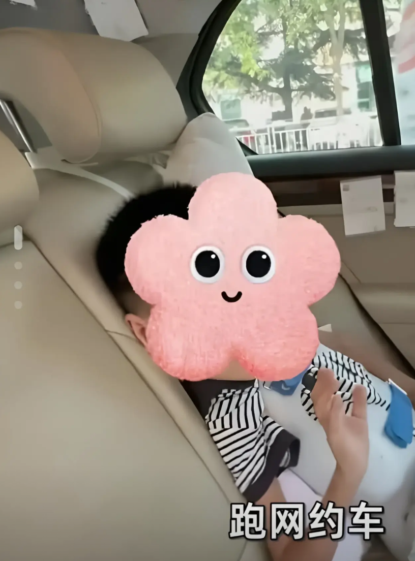 河南郑州，27岁的女网约车司机发现车座夹缝内有10000块钱，给乘客打电话却无人
