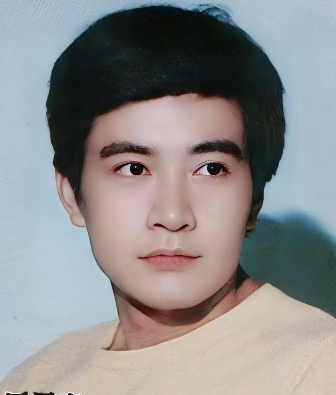 比一比谁更完美，周里京和柳云龙是被评委评为外形满分的两个男人，大家看看为什么他俩