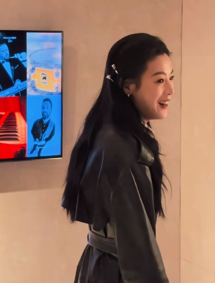 陈丽君回眸一惊，也太可爱了。陈丽君咋这么可爱，穿着黑色皮衣酷酷的，回头一惊的样子