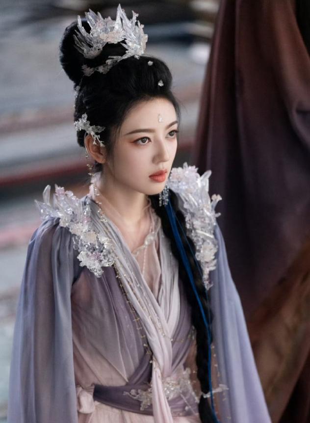 白鹿的《临江仙》女二何瑞贤开始营销了白鹿前几次确实被艳压了，但是何瑞贤艳压白鹿