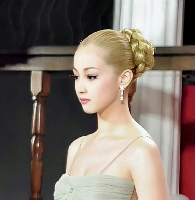 泽尻英龙华签了份婚前协议，媒体说她卖身体，其实没人见过原件。那会儿她刚被公司