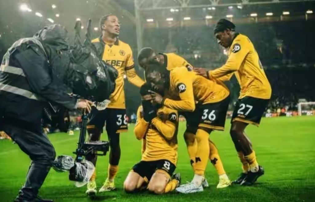 随着狼队爆冷2：0维拉，对于英超和欧联杯带来2个影响如下：影响一：曼联看到追