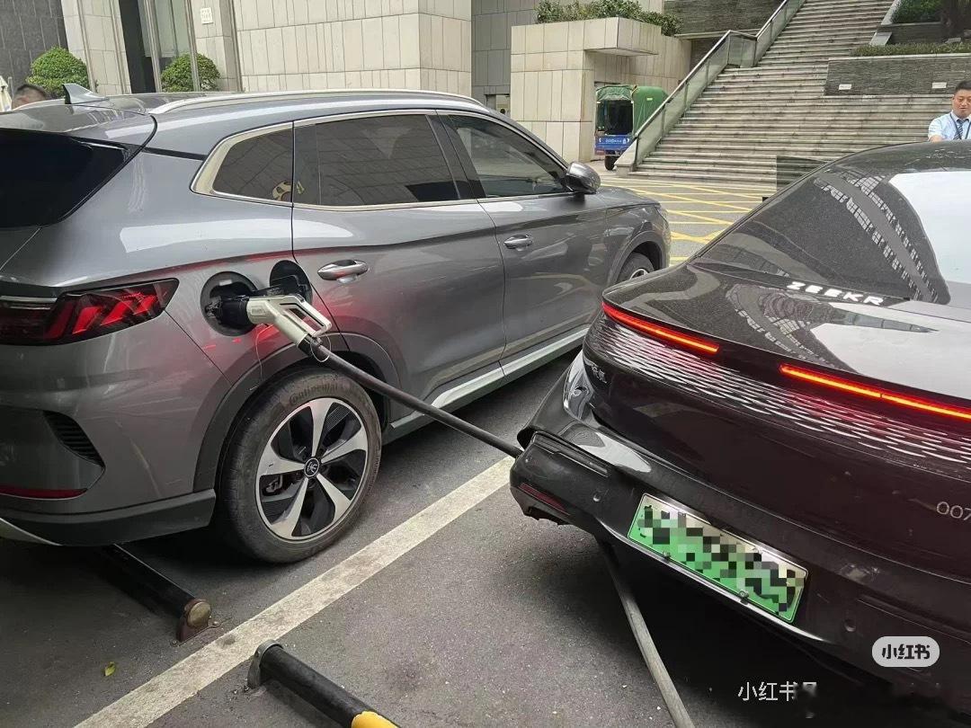 看来以后充完电还得绕车一周，看看有没有充电线缠着