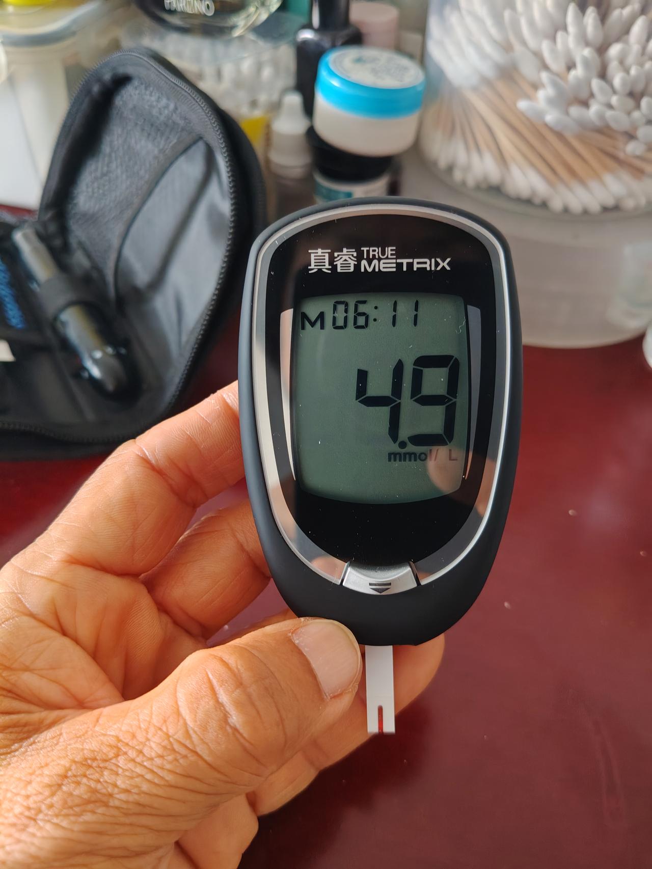 今早七点多测了个空腹血糖，看到4.9我还挺惊喜的。确诊糖尿病之后，这还是我第一次