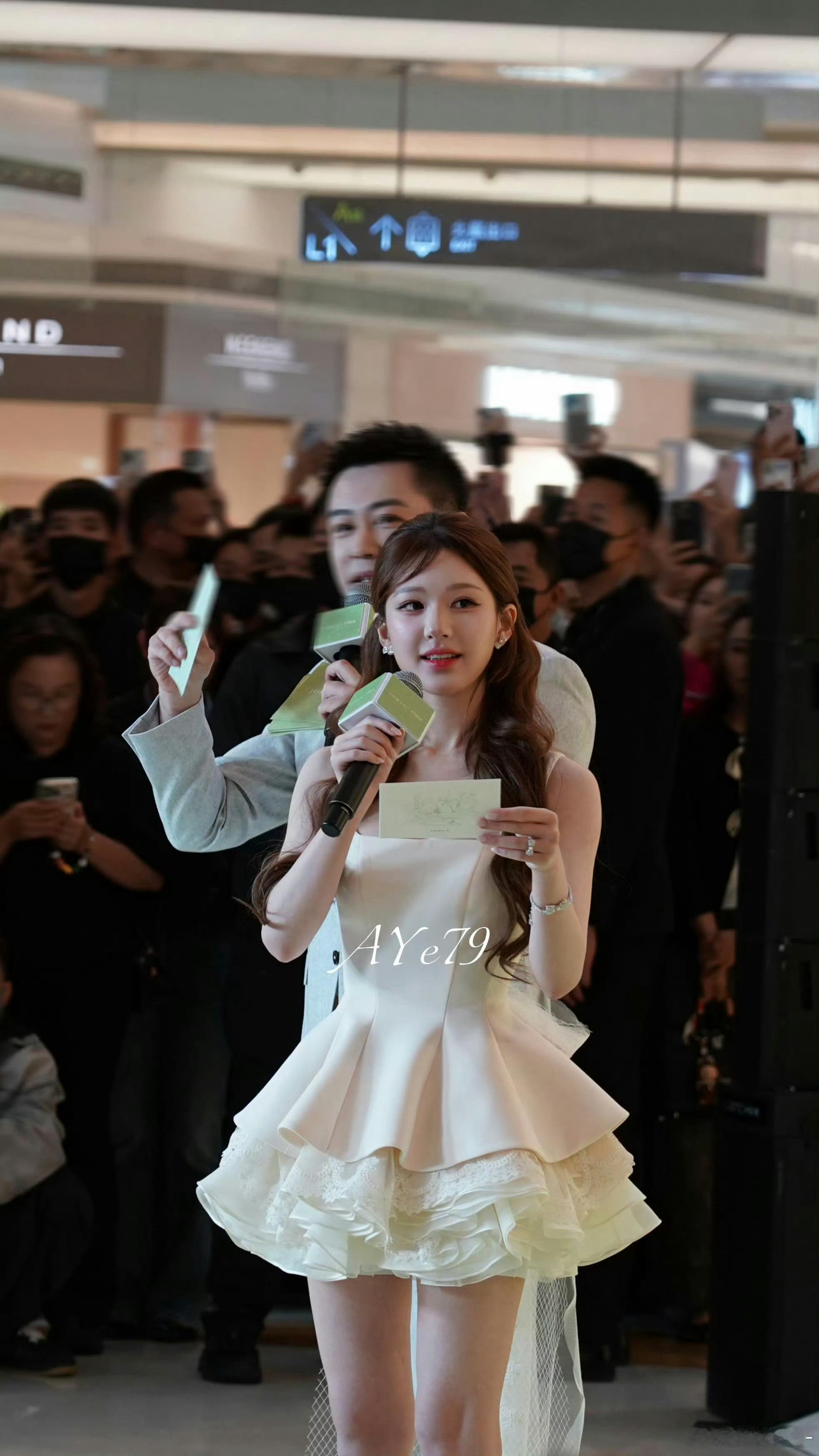 都说赵露思身材不高，看看这个身型比例才知道她为什么这么受欢迎