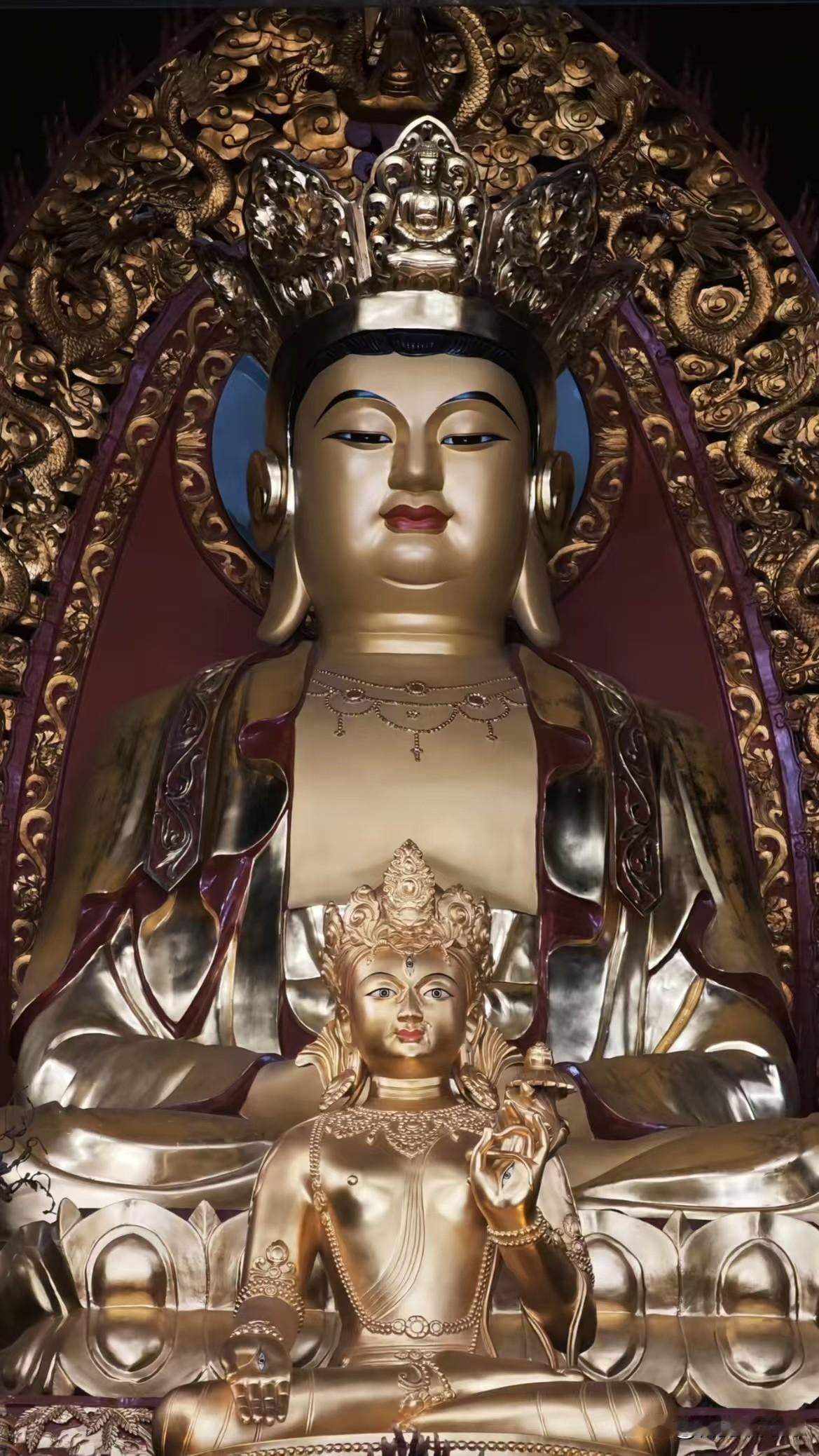 观音圣像：那一抹低头的悲悯金辉流转处，是观音菩萨正端坐莲台。目光低垂