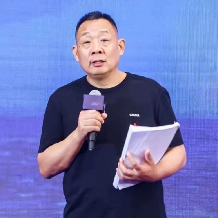 有个事，我一直不敢说，我发现于东来最近有个严重的问题，那就是他有点飘了！
