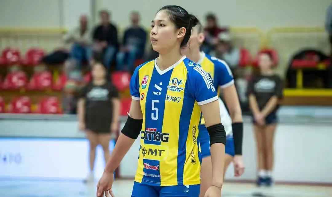 她一个人扛起了整支球队？庄宇珊这表现，真的不是来镀金的。人家说女排新星，这叫