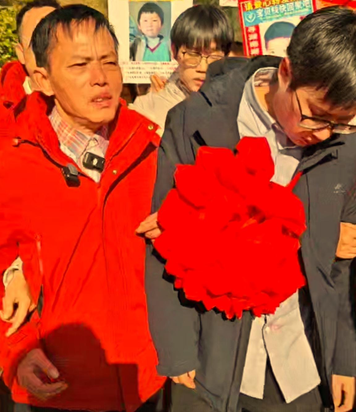 谁说梁志辉认亲现场“冷场”不高兴？这也太离谱了！现场明明是一声响亮的“爸妈”