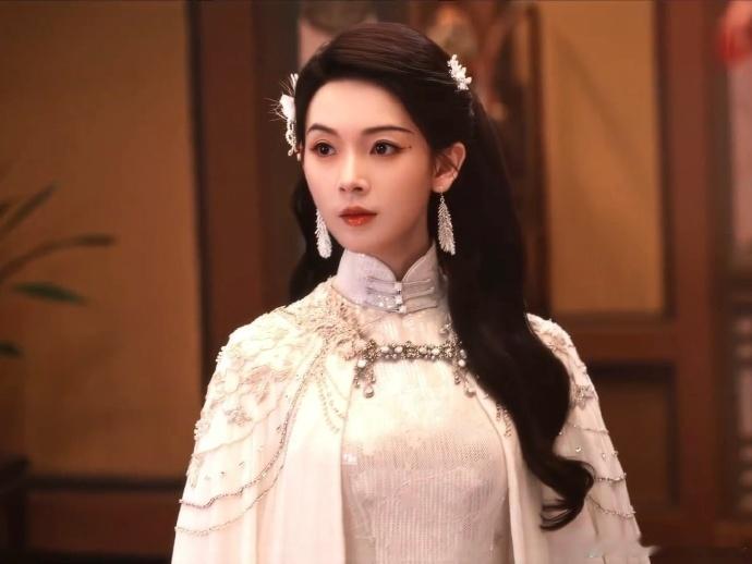 陈瑶霍仙姑口碑《九门》正式开播，陈瑶演绎霍仙姑惊艳众人，旗袍造型温婉雅致，行云