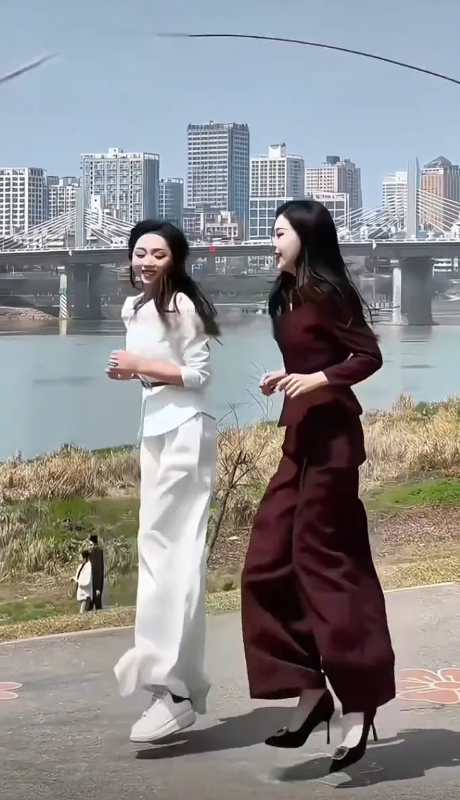 这是拍了多少粉底啊[哭笑不得][哭笑不得][哭笑不得]