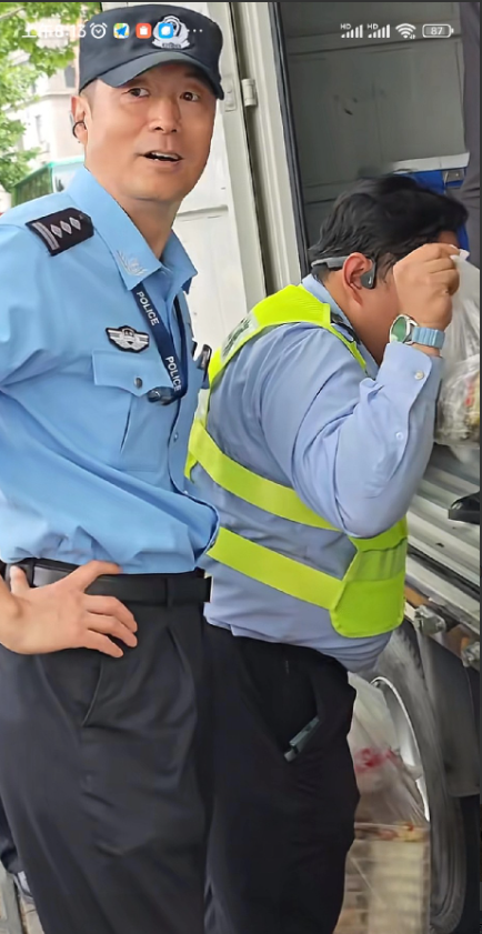 真相来了，这个要澄清一下的，之前发的在上海街头看见穿着新式警服的叔叔，有很多网友