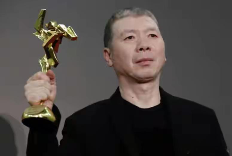 1.冯小刚属于被时代抛弃了，以前流行的套路现在行不通了，已经半退休了。2.光头导
