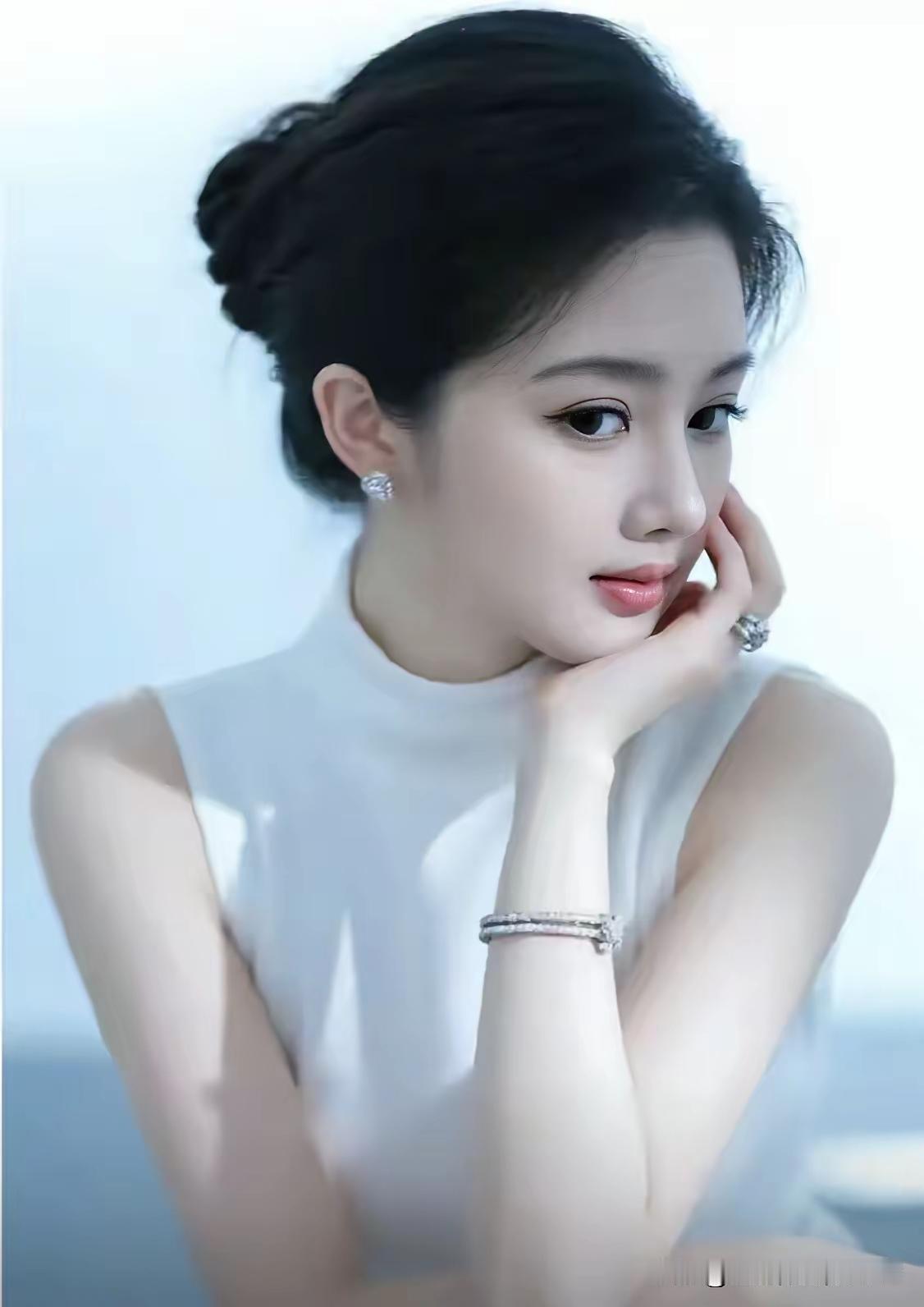 这位女士穿着白色衣服，看起来优雅又温柔。