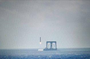 长征十号甲运载火箭的这次发射试验，堪称“稳健中带着一丝调皮”的航天名场面。