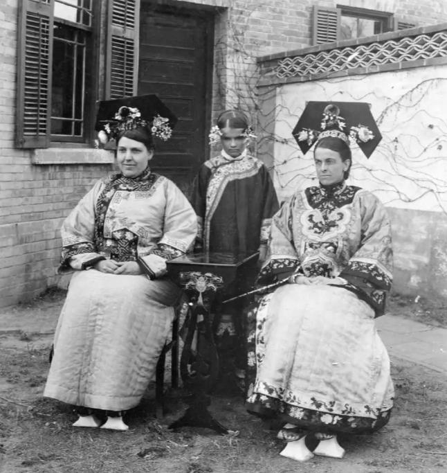 洋人穿着满清的服饰，看着是不是很有一种魔幻的感觉，这两张老照片选自《1870-1