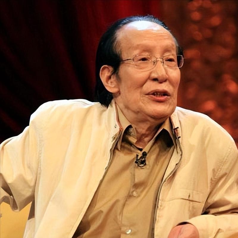 相声大师，常宝华曾说，侯耀文呐，当时想拜我为师，整天缠着我，要当我徒弟，他妈妈也