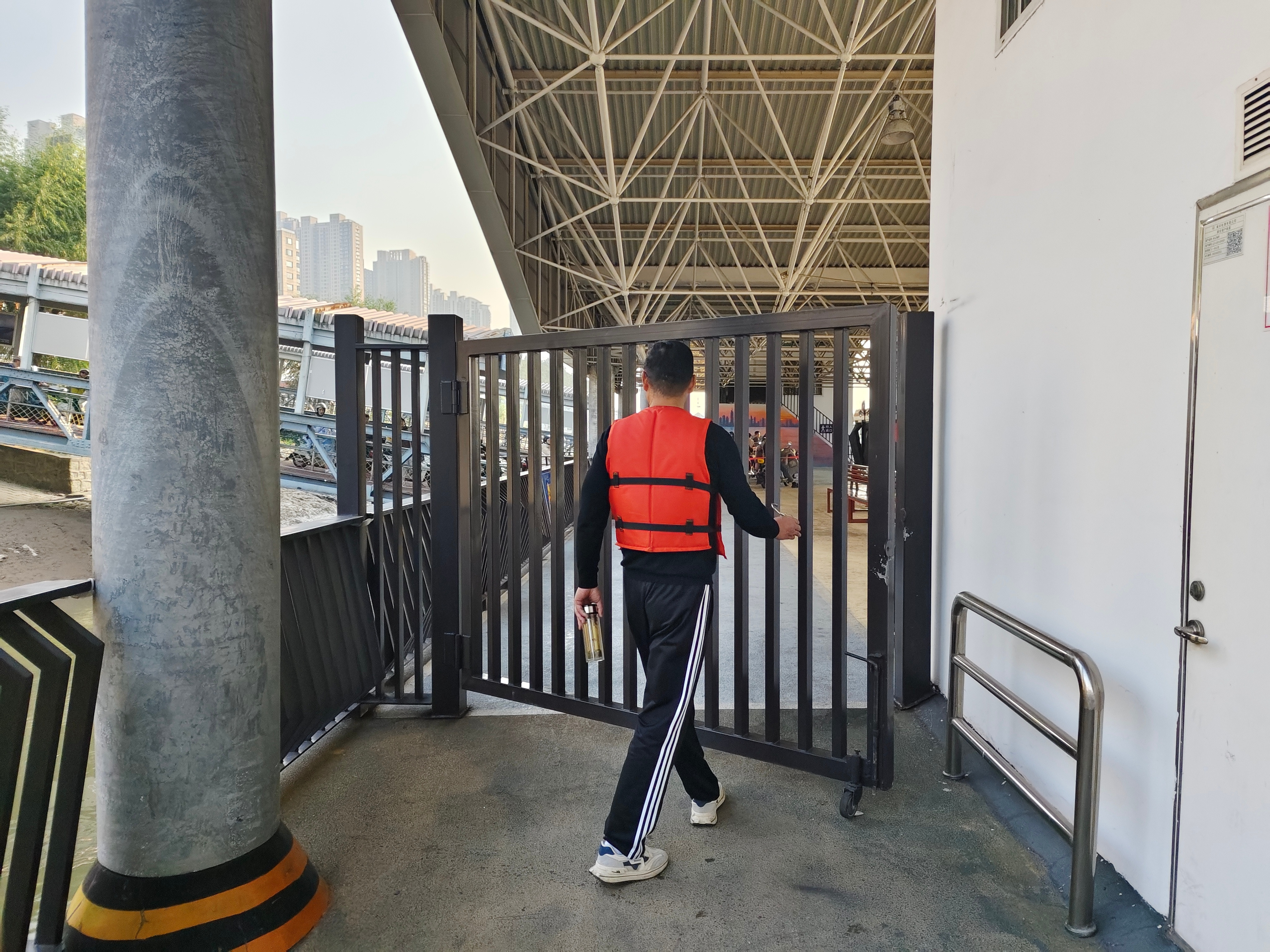 我最后一个登上轮渡，问了一下工作人员，南京的轮渡能否带宠物？回复不可以，我比划了