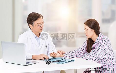 不知大家注意到没有，现在去医院看病和以前不一样了，以前看病医生都是先问问症状，接