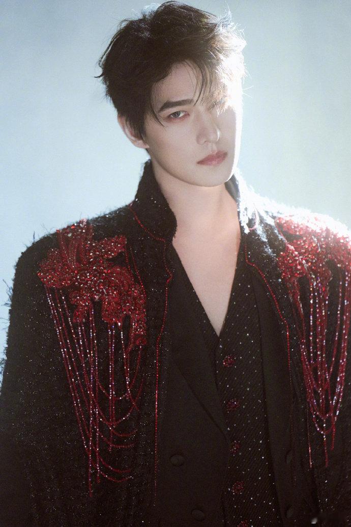 杨洋对视3秒和杨洋对视3秒和杨洋对视3秒，会晕倒