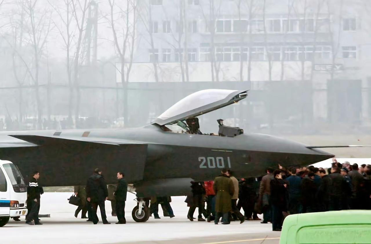 歼-20首飞的时候用的就是全无框整体式座舱盖！F-22的座舱盖就是全无框整体