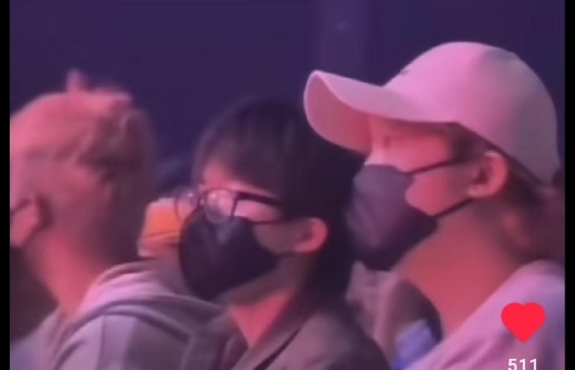 王楚钦工作室全员出动去看隔壁看樊演唱会，王晨策和曹巍就像左右护法一样坐在王楚钦的