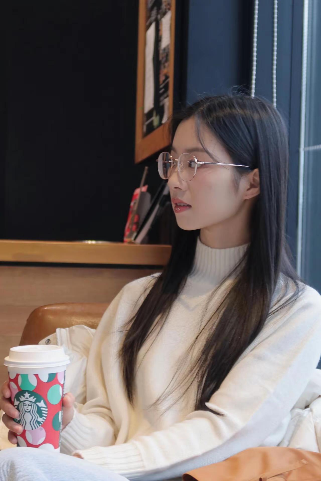 星巴克的午后，被一块焦糖蛋糕和热咖啡填满温柔。耳机里放着喜欢的歌，指尖划过手机屏