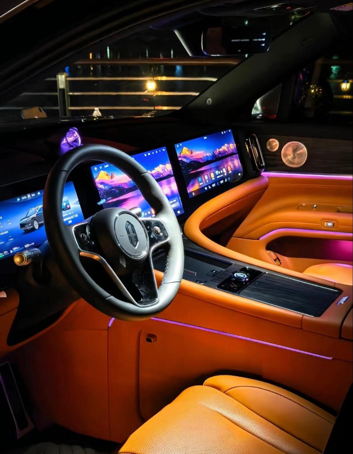 老王最近陷入了一场甜蜜又痛苦的内耗——手里攥着预算，在问界M8和蔚来ES8之间反