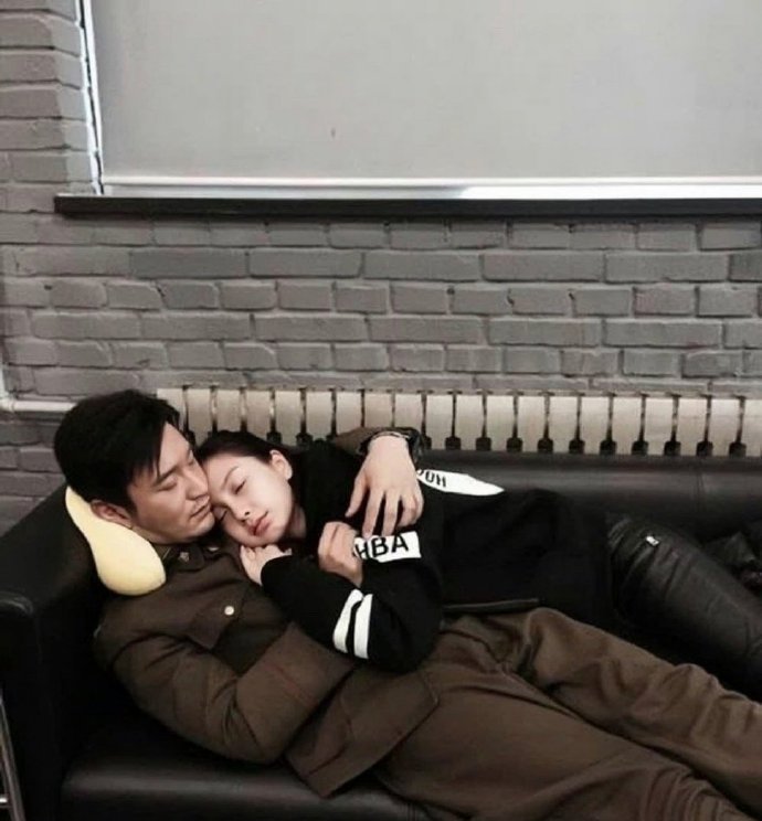 黄晓明以前是真的好爱她，满满的保护欲……