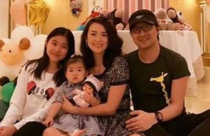 2008年，章子怡成功和大自己14岁，身价47亿美元的Vivi订婚，12克拉的钻