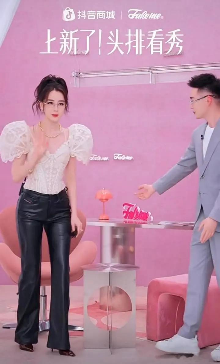 看起来热巴不只是上半身灾难啊