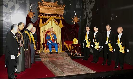 1945年，末代皇帝溥仪被老毛子抓去当战俘。没想到他在那边简直爽歪歪，天天夸洋女