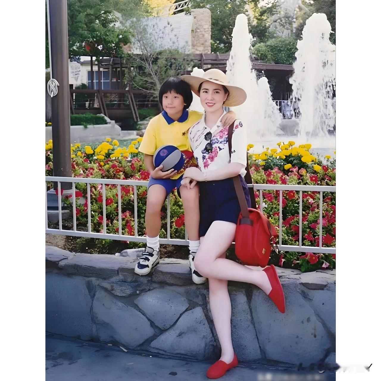 这张照片展现出了成龙大哥的妻子林凤娇与儿子房祖名1992年在香港公园游玩时的情景