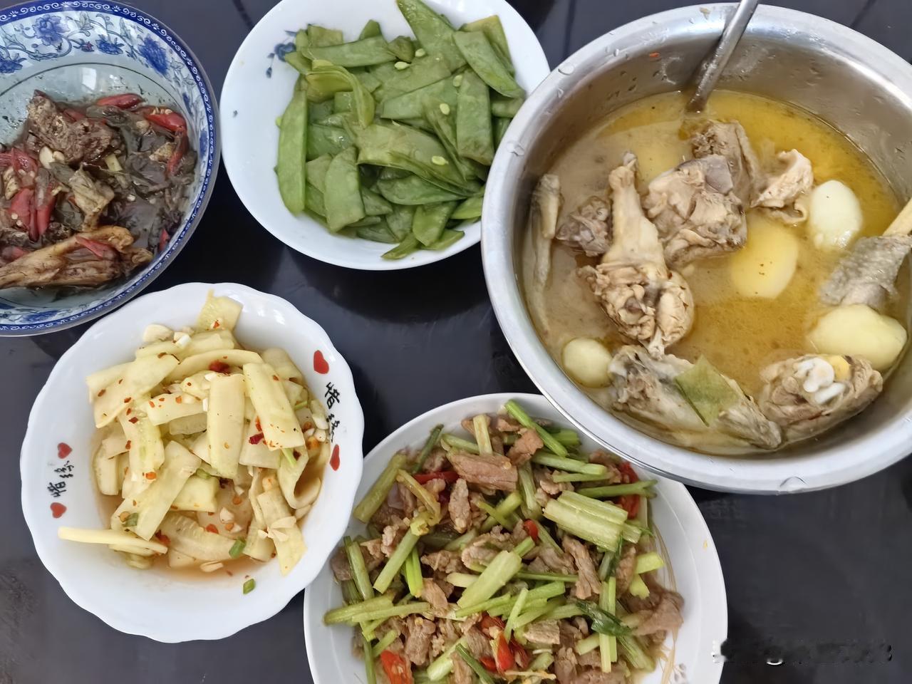 昨天跟一个发小，初中，高中时期的玩伴见面了，两人去河边散了步。她和我同年龄，