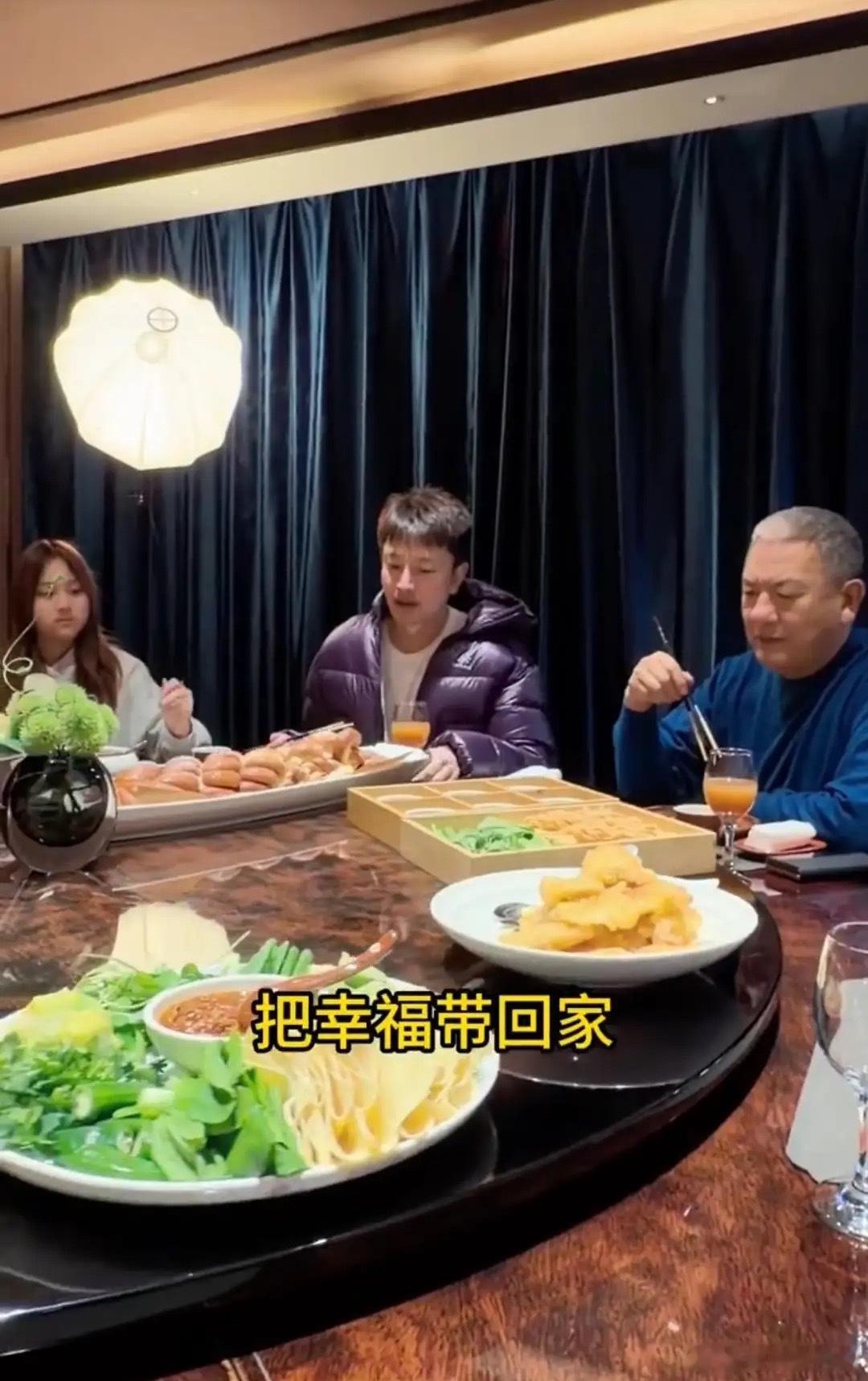 贾乃亮过年带全家吃全鱼宴，年年有余，甜馨的爷爷奶奶好年轻！