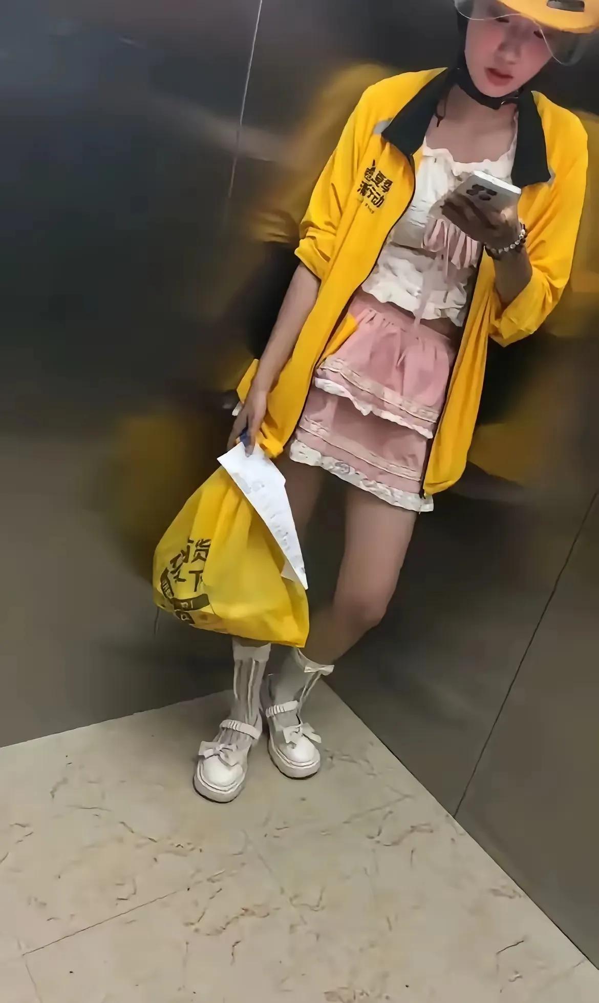 刚才在电梯里遇见一个外卖女生，很奇怪，为啥里面穿的那么清凉？我问她，那么热的天