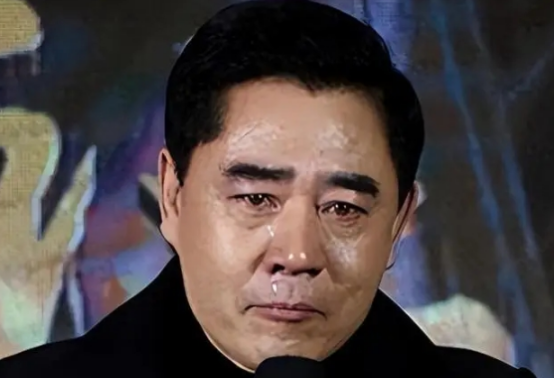 主持人曾问陈宝国：“你拍戏赚了那么多，能不能借点钱给我？”陈宝国的回答让全场震惊