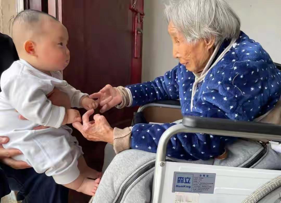 爸爸去世妈妈离家，12岁姐姐深夜捡瓶子养活4岁妹妹，退休教师拿出八千元退休金带孩