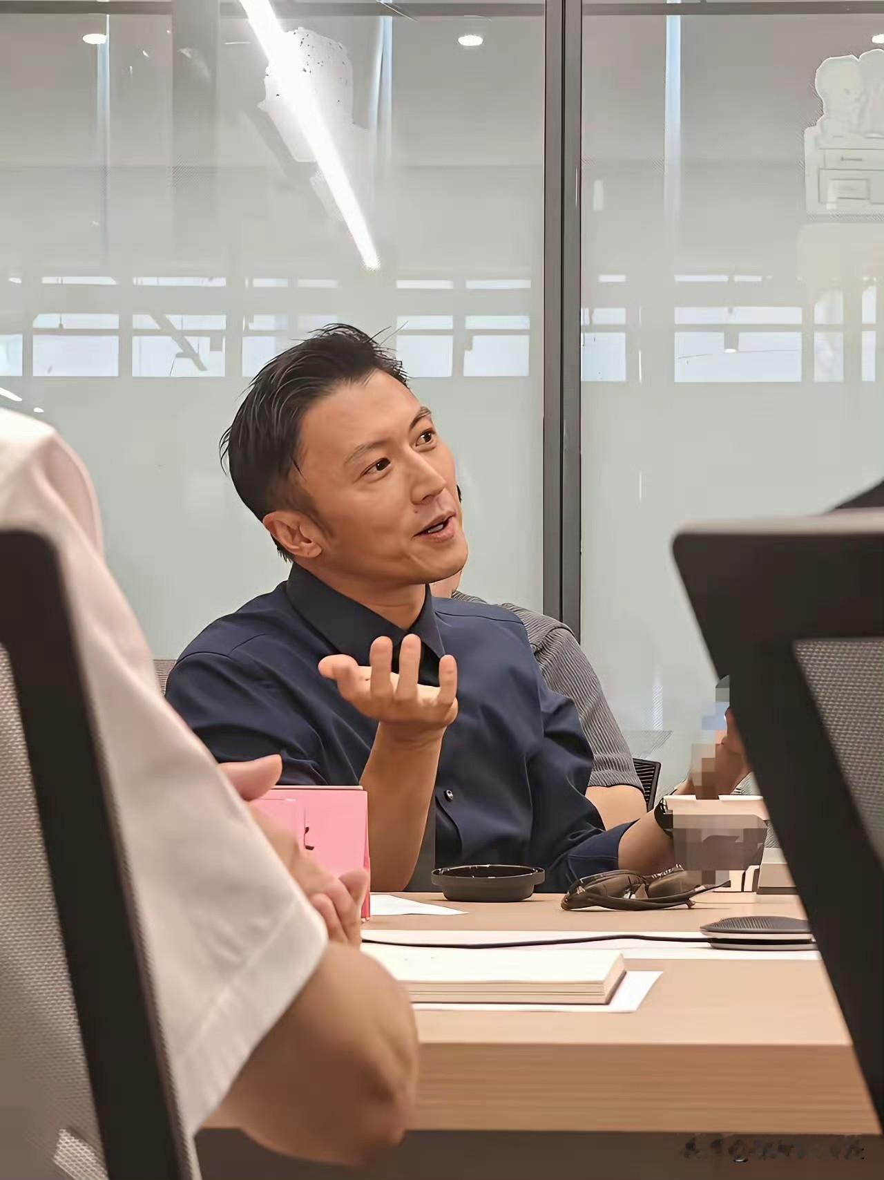 没了美颜滤镜的谢霆锋，看着跟我们普通人没啥两样了。脸上皱纹挺明显，眼神里也带着点这些年经历过的沧桑感