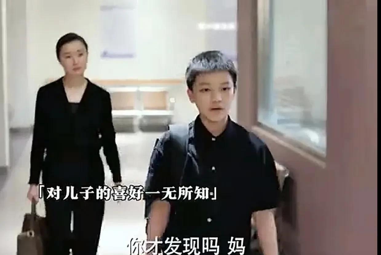 二胎家庭真的能做到一碗水端平吗？1.大宝上小学，二宝上幼儿园，父母的关注点更多