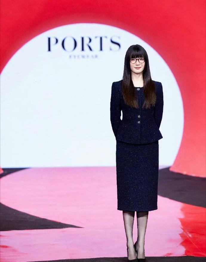 今天江疏影现身厦门，她这回搭配了一身黑色的套装，看上去潇洒又时尚。江疏影上身