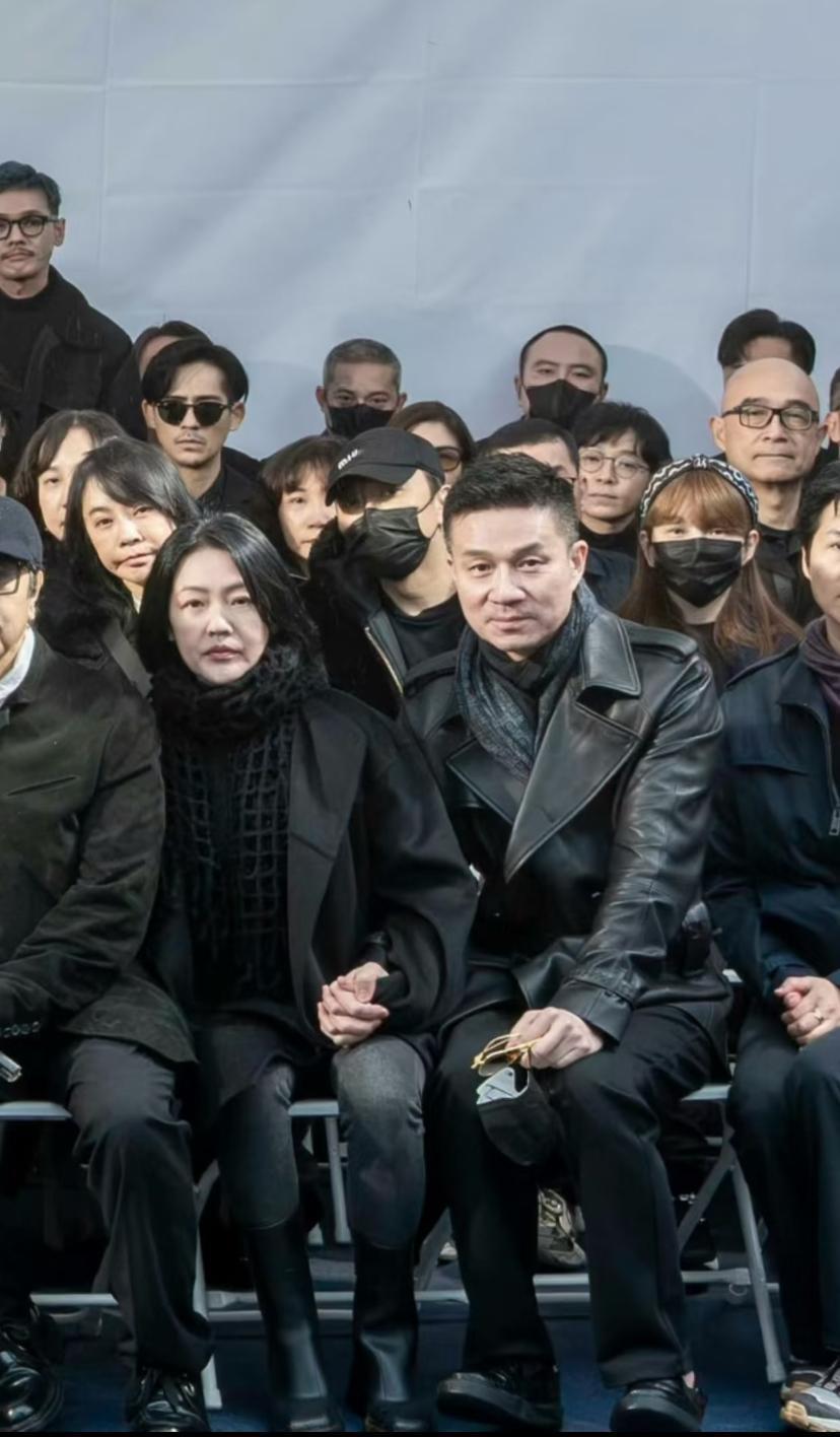 这张大合照，小S的肢体语言有点耐人寻味啊老公就在身旁，她坐姿却明显偏向蔡康永