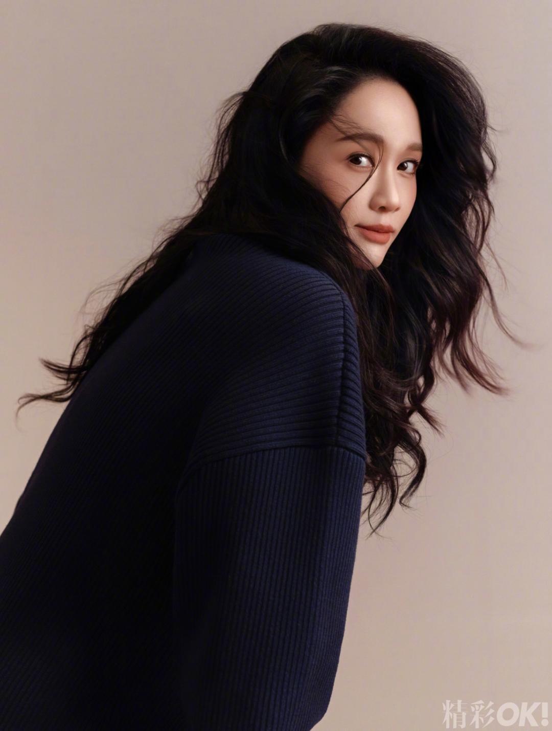 陈乔恩新刊｜把“松弛感”穿成秋日氛围教科书】深针织裙裹着书卷气，发丝漫卷时像