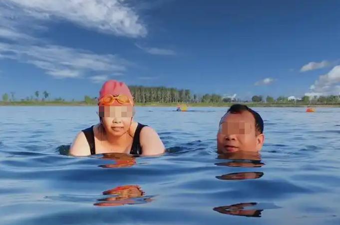 浙江温州，男子游泳的时候认识一个美女，两人关系越走越近。男子也不是小气的人，哐哐