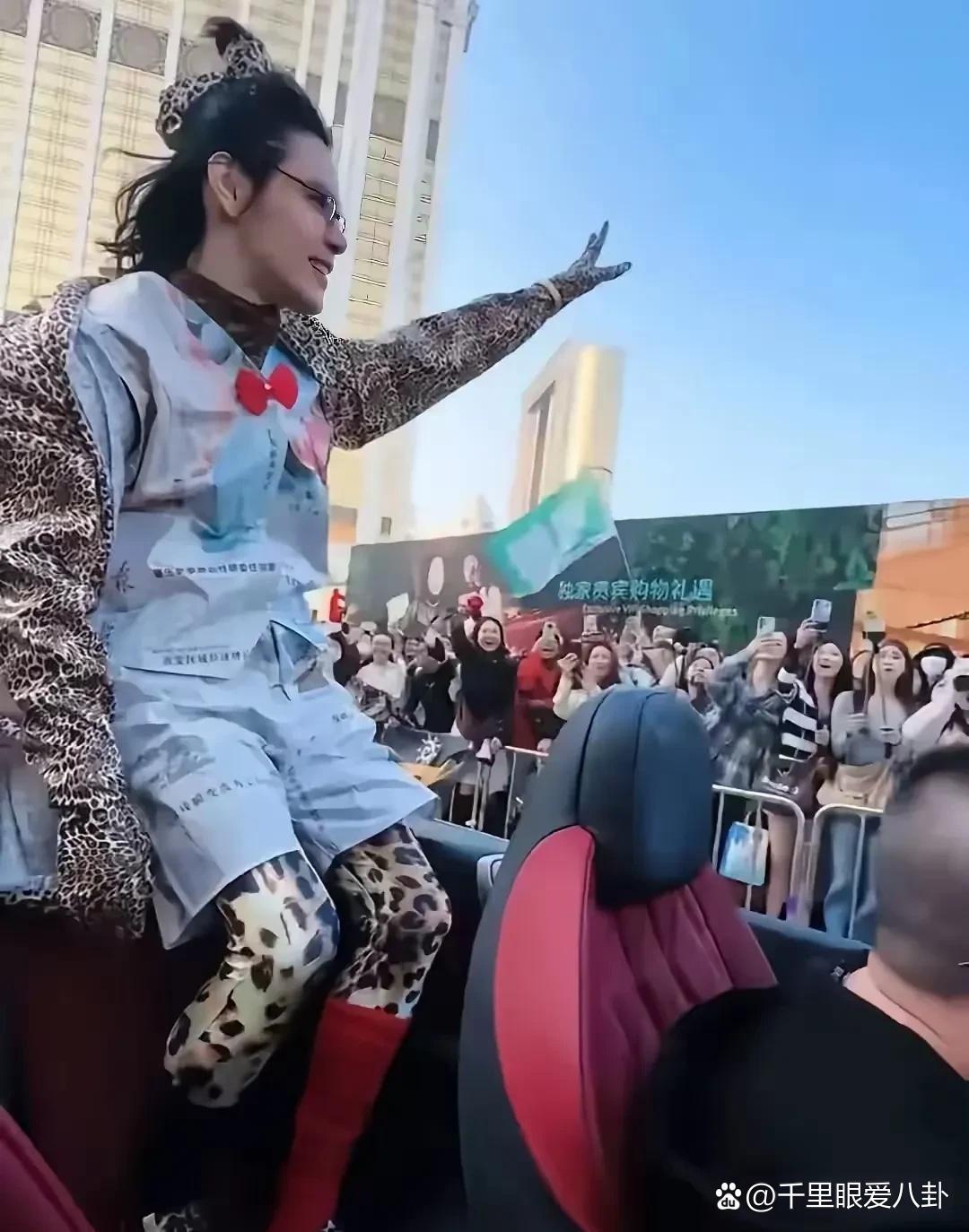 向佐是彻底放飞自我了，大家来评价一下他这身穿着怎么样？