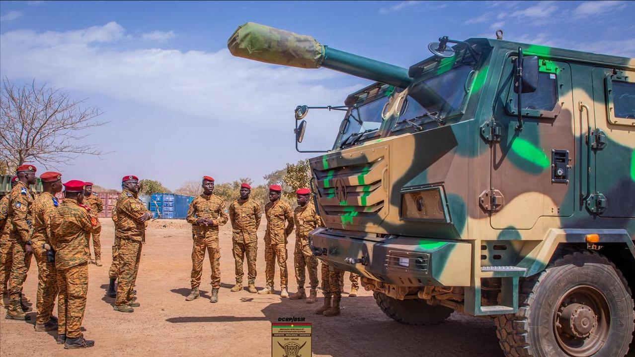 使用了新底盘的北方工业SH-15型155毫米车载加榴炮编入布基纳法索特种快速干预