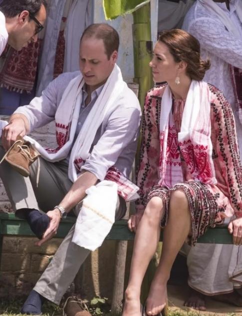 天呐！威廉王子和凯特王妃这张照片，看完我直接愣住了！凯特在人群里悄悄把高跟